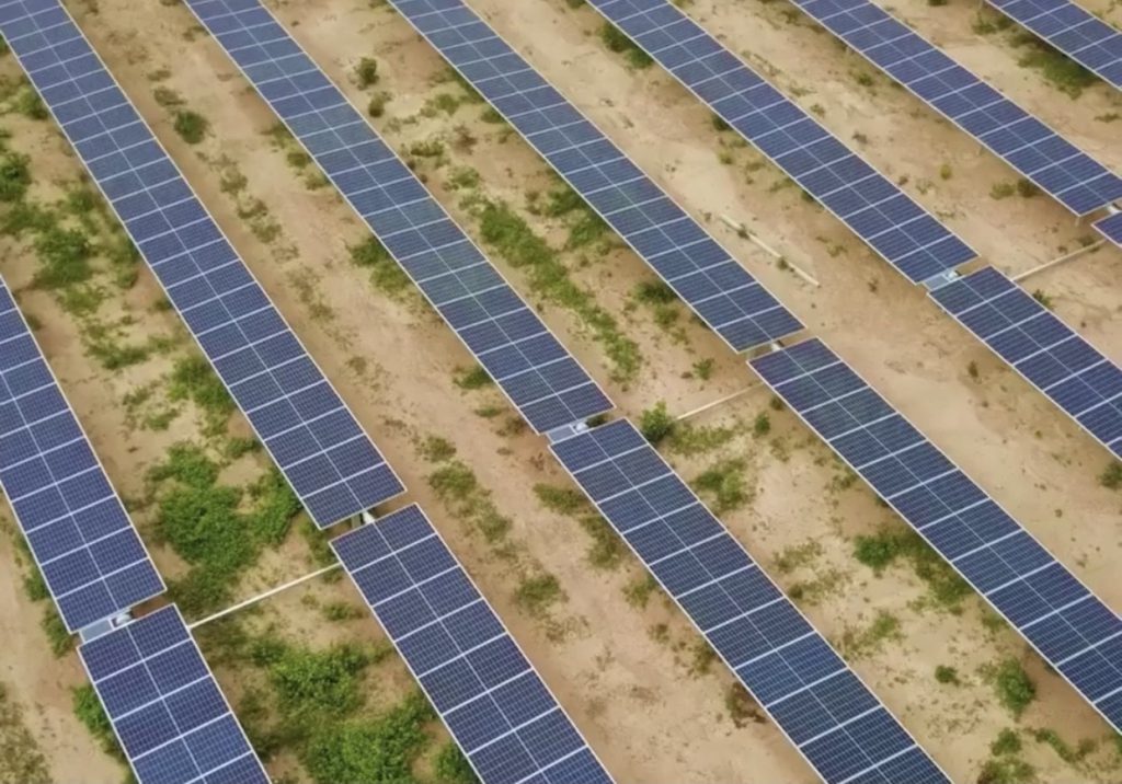Foto aérea de um tipo de tecnologia sustentável, que são as fazendas solares.