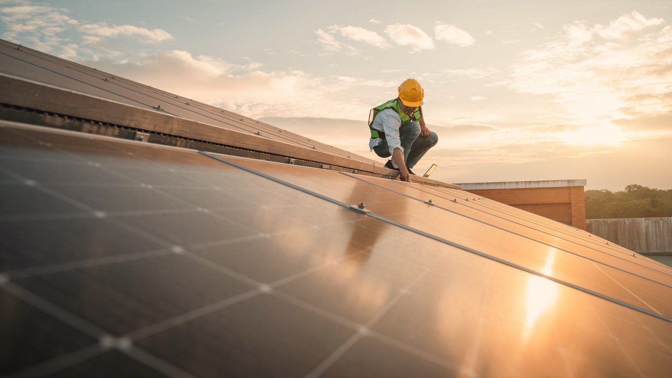 Manutenção de painel solar: como funciona na prática?