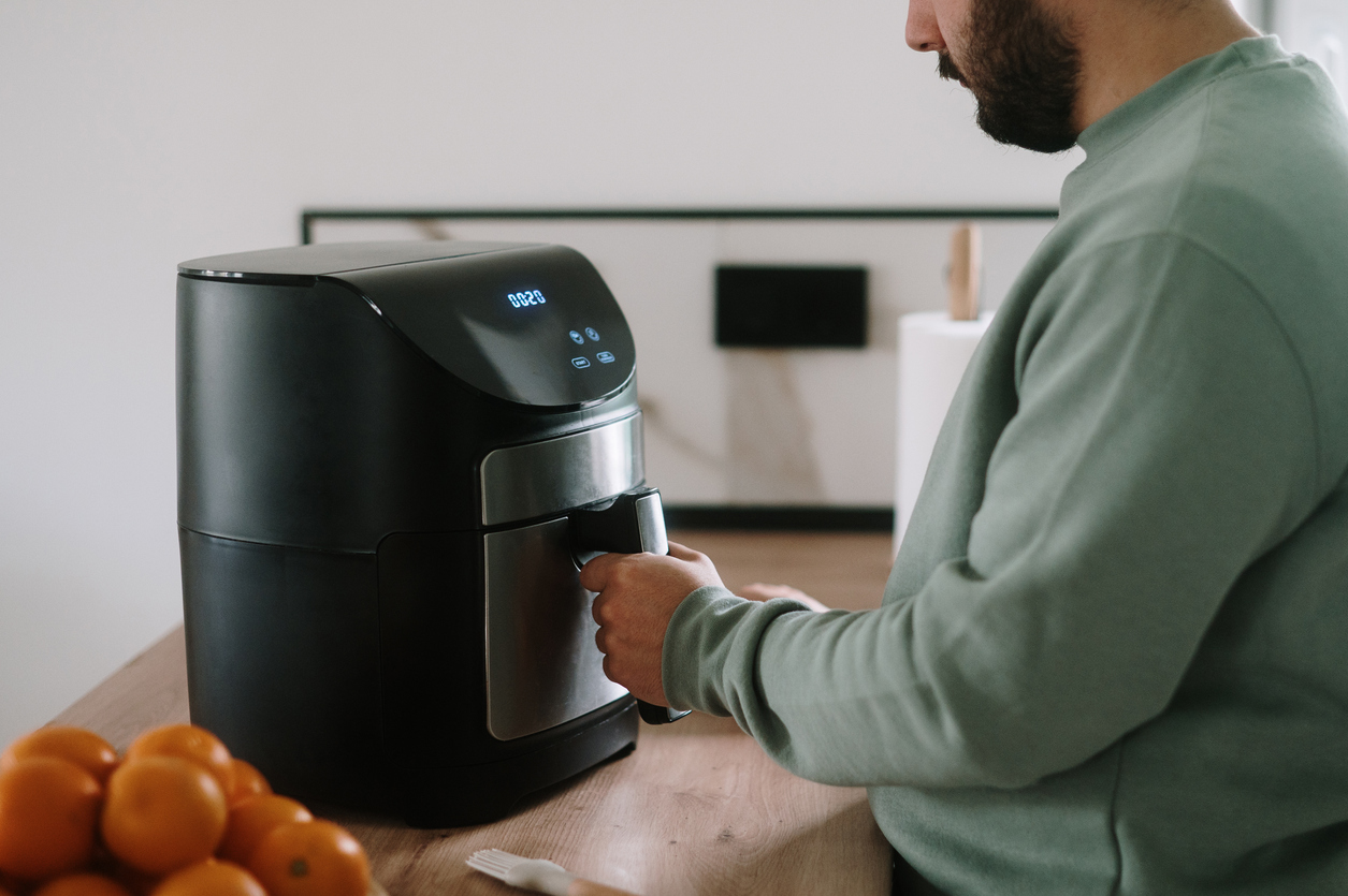Air fryer ou micro-ondas: qual gasta mais energia na sua conta de luz?