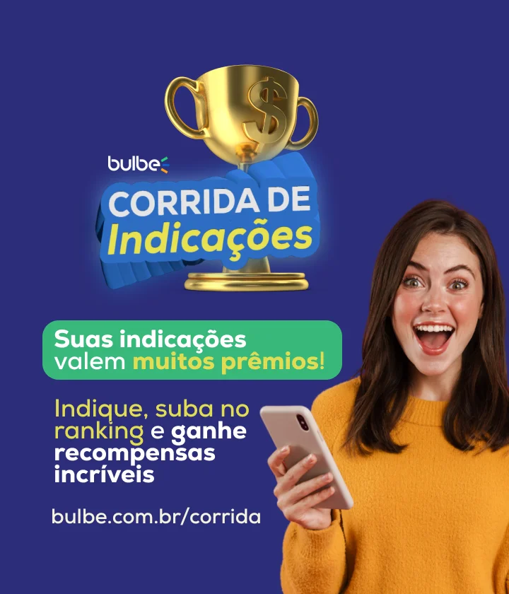 Família feliz economizando energia