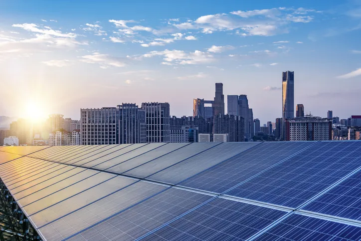 Sistema híbrido de energia solar: o que é e quando vale a pena investir?