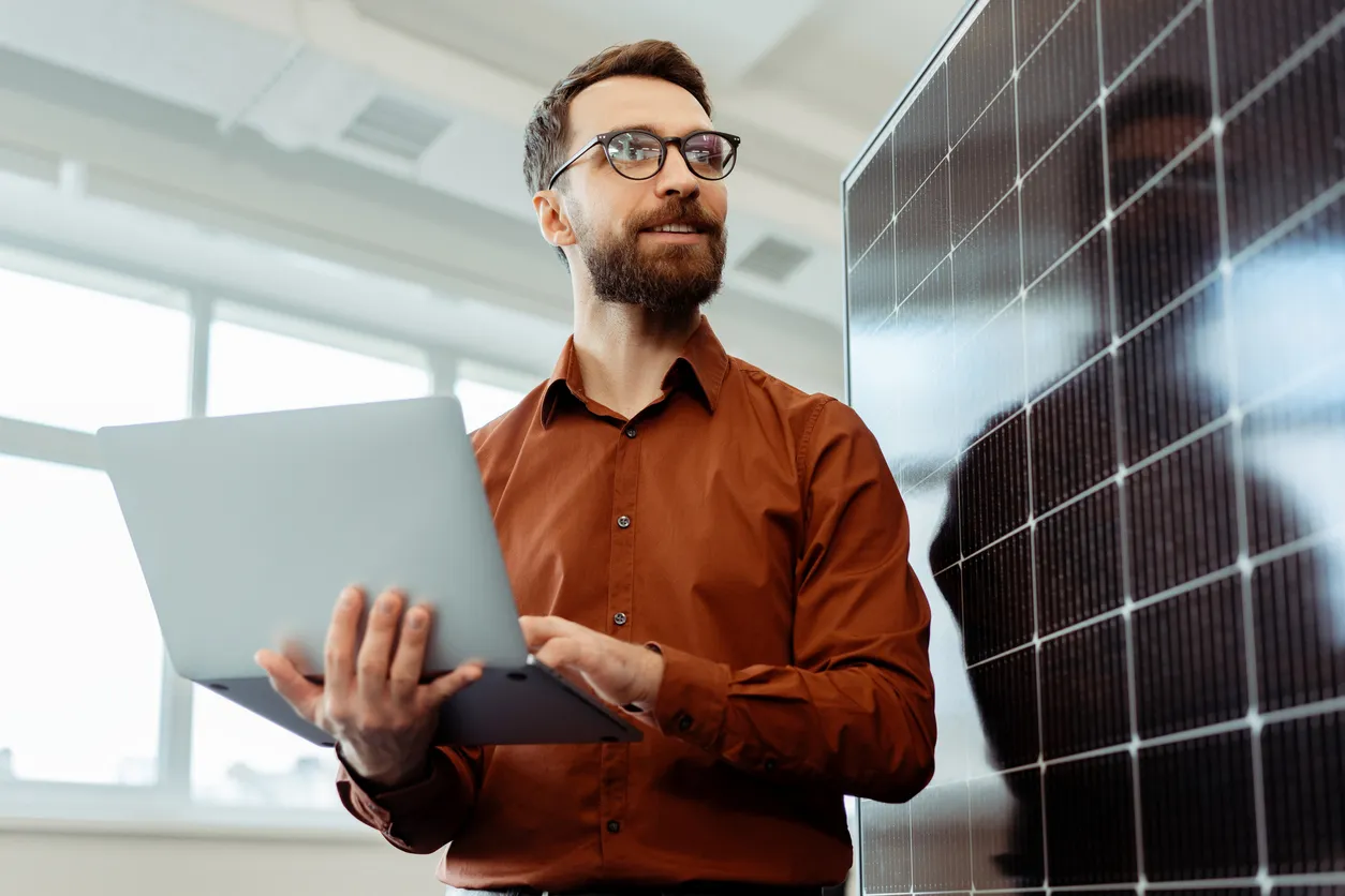 Energia solar para empresas: como reduzir custos operacionais sem investir